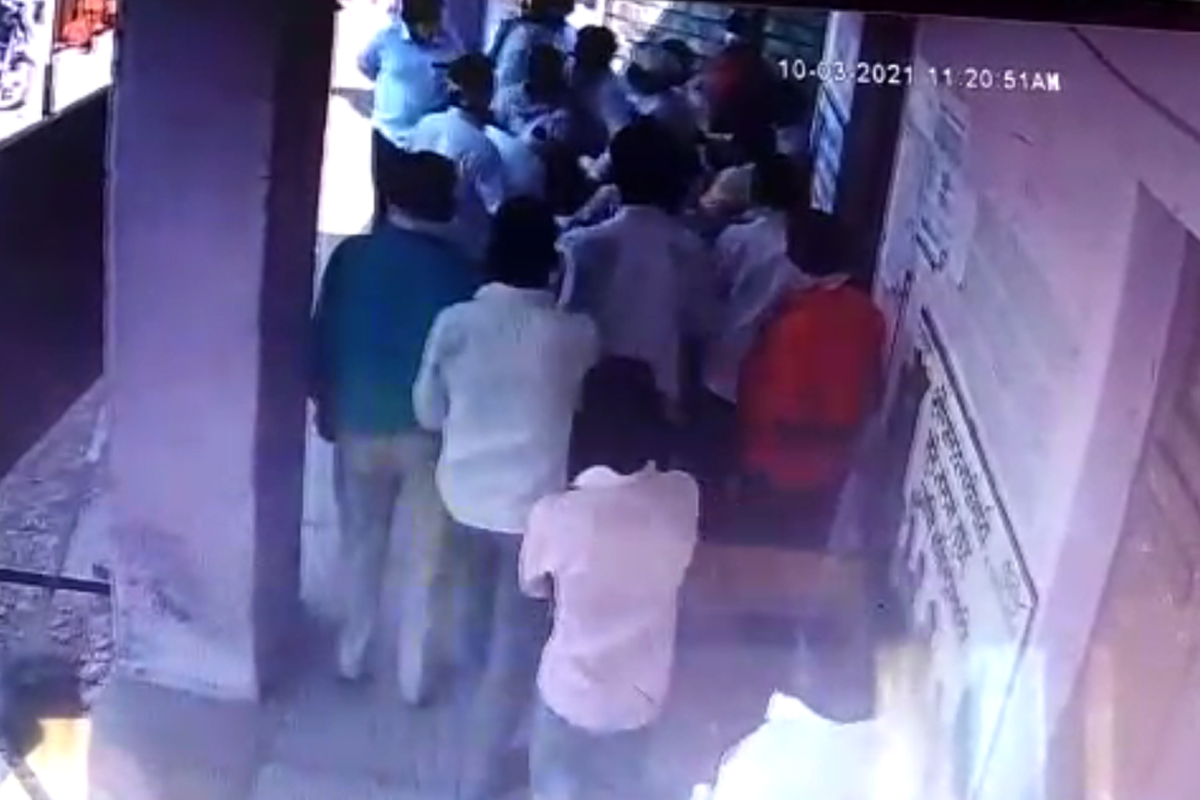 Solapur News : मुद्यावरुन थेट गुद्यावर, विरोधकांकडून सरपंचाला बेदम मारहाण LIVE VIDEO