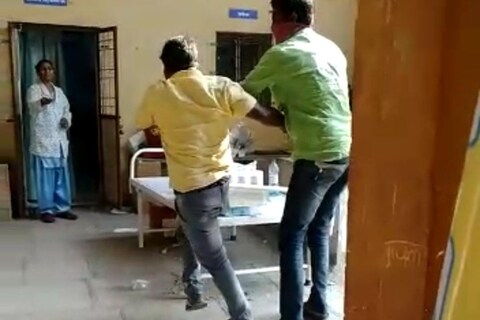 पोलीस कर्मचारी हे समोर उभे असुनही त्यांनी आरोपीला कोणताही मज्जाव न करता केवळ बघ्याची भूमिका घेतल्याचा आरोपही आरोग्यसेविकांनी केला आहे.