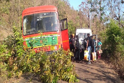 ST Bus Accident : एसटी बसमधील सुमारे 25 प्रवासी जखमी झाले आहेत. या सर्व जखमींना केळशी प्राथमिक आरोग्य केंद्रांमध्ये उपचार केले जात आहेत. 