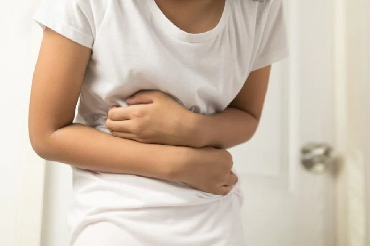 पुरुषांच्या तुलनेत महिलांना मायग्रेनचा त्रास जास्त होतो. तज्ज्ञांच्या मते महिलांच्या मायग्रेनमध्ये मेन्स्टुअल सायकलची महत्त्वाची भूमिका असते. काही महिलांना पिरेडच्या काळात मायग्रेनचा त्रास होतो. पाळीच्या काळात प्रोजेस्टेरॉन आणि एस्टेरॉन हार्मोन्समधील चढउतार मायग्रेनला ट्रिगर करतात.