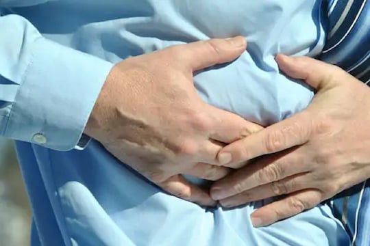 लिंबू पाणी पाचनाची समस्या कमी करण्यात खूप मदत करतं. हायड्रोक्लोरिक अ‍ॅसिड आणि पित्ताची निर्मिती वाढवतं. ज्यामुळे गॅस,बद्धकोष्ठता,अपचन यासारख्या समस्यांमध्ये दिलासा मिळतो.