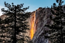 हा नारिंगी रंगाचा फायरफॉल वाहतो उंच पर्वतावरून, पाहण्यासाठी लोक येतात जगभरातून