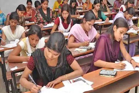बारावीच्या विद्यार्थ्यांना कोरोना लस द्यावी, याबाबत दिल्ली हायकोर्टात याचिका दाखल करण्यात आली होती.