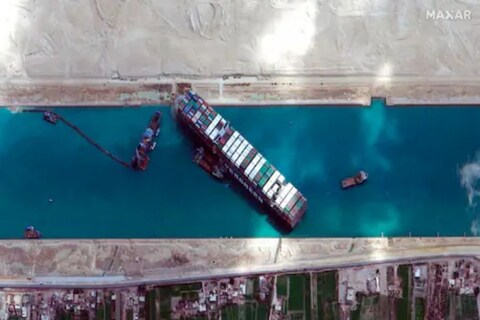 Suez Latest News: आशिया आणि युरोप खंडाला जोडणारा इजिप्तमधील सुवेझ कालवा (Suez Canal) गेल्या काही दिवसांपासून बंद पडला होता. या कालव्यात पाण्याचा प्रवाह कमी झाल्याने एक विशालकाय जहाज अडकून (panama trade ship stuck in suez canal) पडलं होतं. आता हे जहाज पुन्हा पाण्यात अशंता तरंगू (began to float again) लागलं आहे.