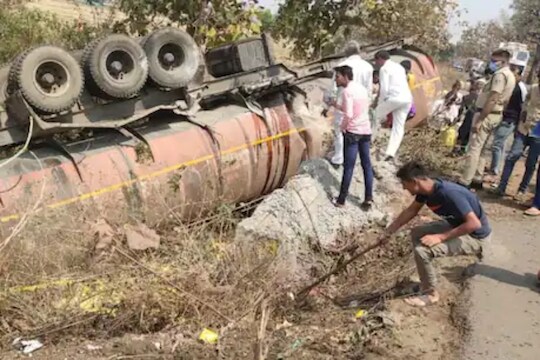 खाद्यतेलाचा टँकर पलटी होताच तेल घेण्यासाठी लोकांची उडाली झुंबड, Video Viral
