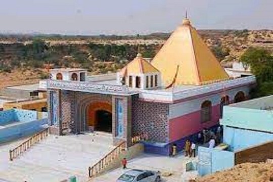 पाकिस्तानात ज्यांच्या समाधीस्थळाची तोडफोड झाली ते स्वामी अद्वैतानंद कोण? पाकमध्ये हिंदूंना का केलं जातंय लक्ष्य?