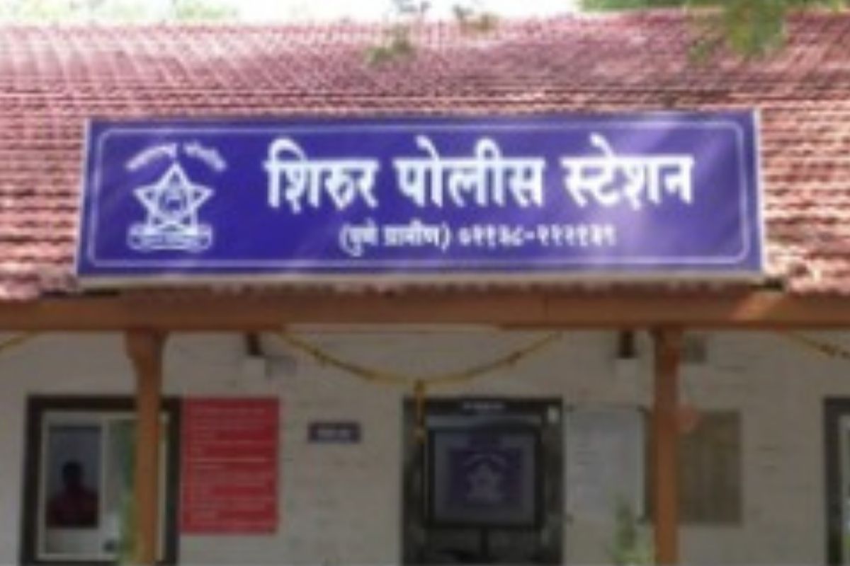 पुण्यात दुचाकीवरून जाणाऱ्या सराफाकडून 9 लाखांचा मुद्देमाल लुटला; लाथ मारून पाडली गाडी