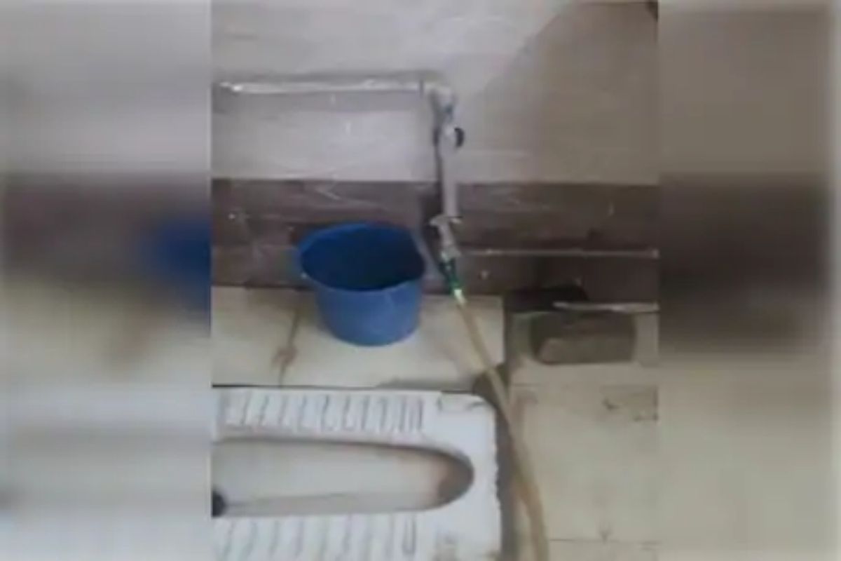 रेल्वे प्रवाशांच्या जीवाशी खेळ; शौचालयातील नळाच्या पाण्याचा पिण्यासाठी वापर; घटनेचा VIDEO व्हायरल