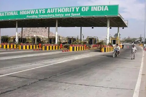 भारतातील सर्व टोल बूथ पुढील एका वर्षात हटवले जाणार असून त्याऐवजी टोल नव्या जीपीएस आधारित टोल कलेक्शनमध्ये बदलले जातील.