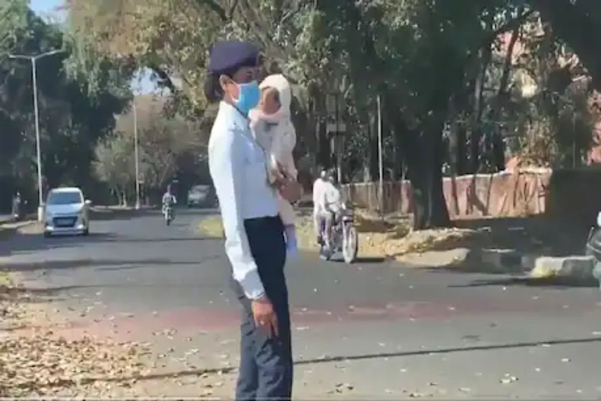 VIDEO: डोक्यावर ऊन आणि कुशीत तान्हं बाळ, पोलिसांचं कर्तव्य बजावतेय वर्दीतील 'झाशीची राणी'!