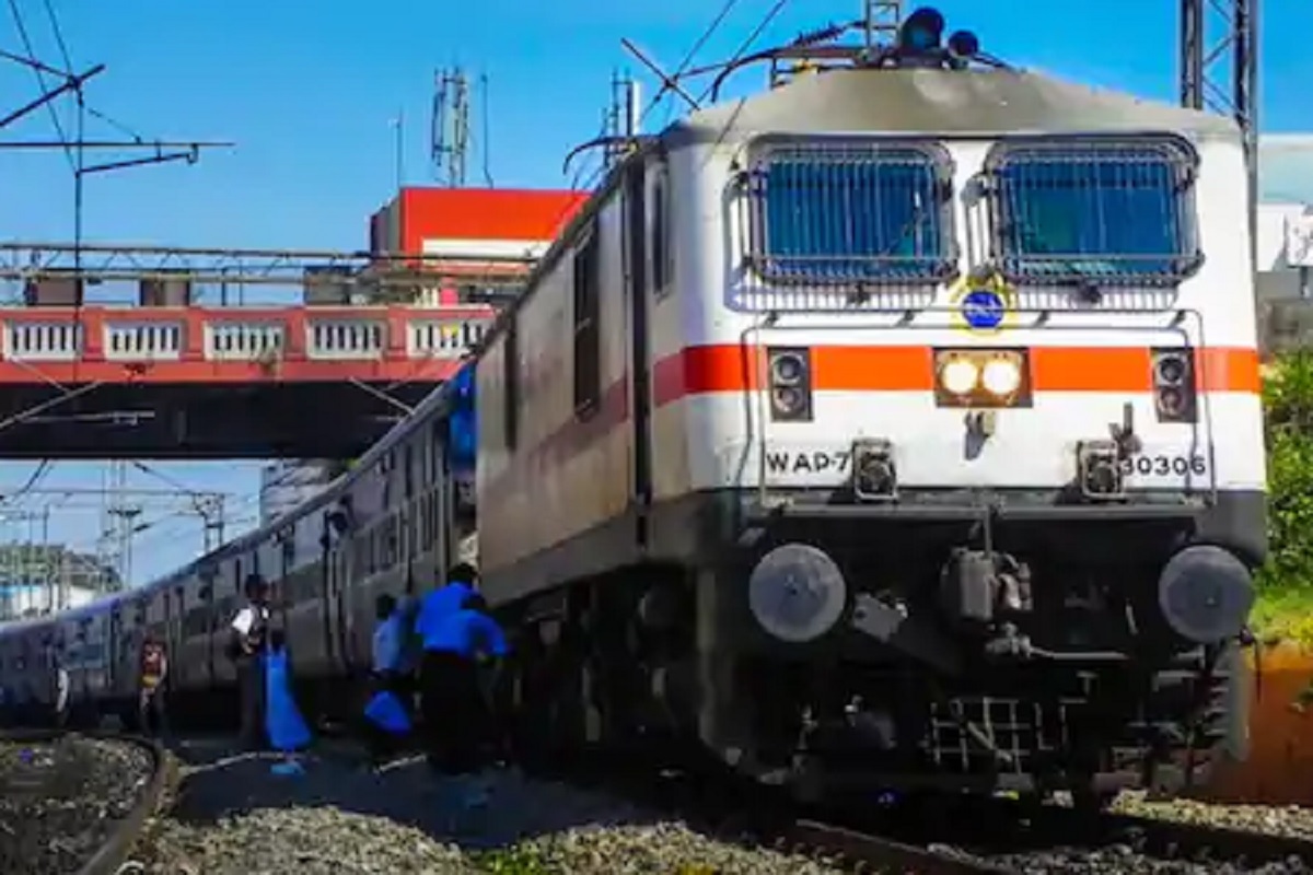 खरं की खोटं? रात्रीच्या प्रवासासाठी द्यावं लागणार अधिक भाडं; जाणून घ्या सत्य