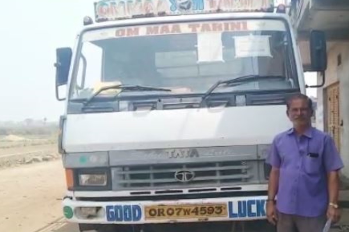 अरे बापरे! आता ट्रकमध्येही वापरावं लागणार हेल्मेट? कापलं हजाराचं चलन