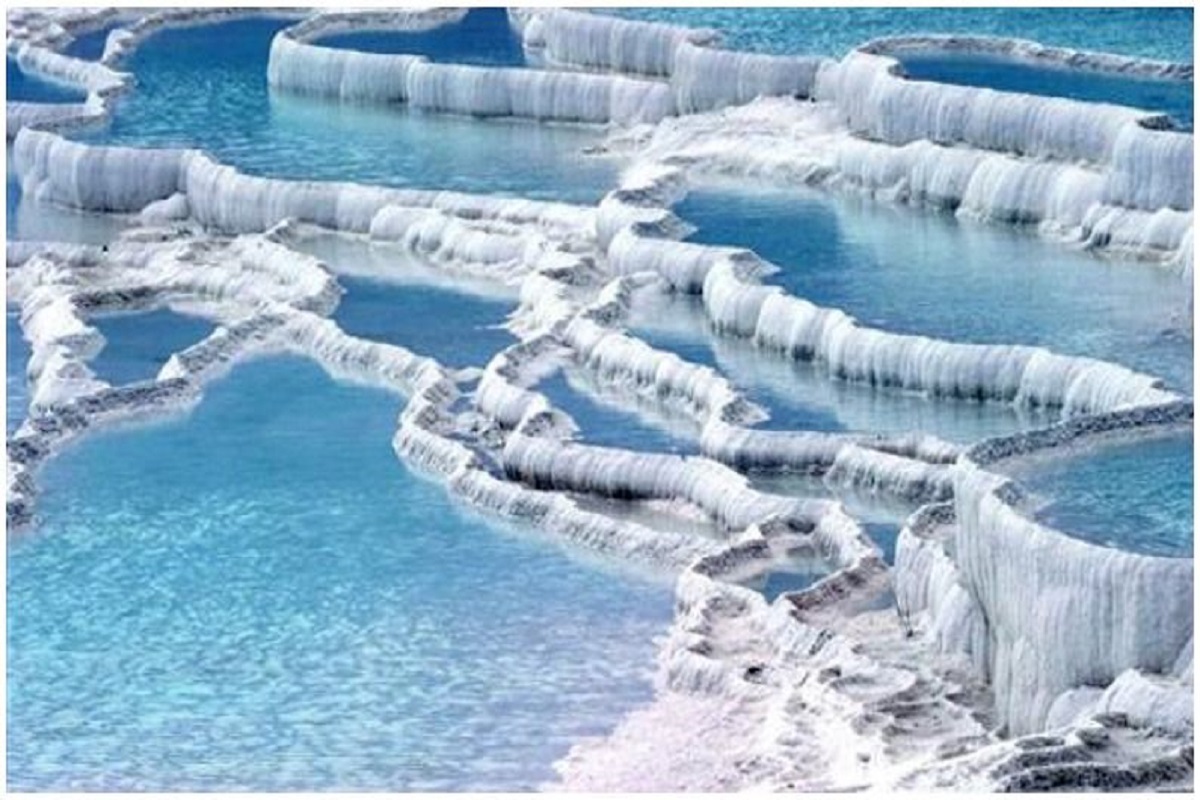 अजबच! आपोआप गरम होतं या हजारो वर्ष जुन्या सुंदर झऱ्यांचं पाणी, आजवर उलगडलेलं नाही कोडं