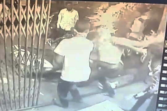 बारमध्ये तुफान राडा, तरुणाच्या डोक्यावर फोडल्या बिअरच्या बाटल्या, LIVE VIDEO