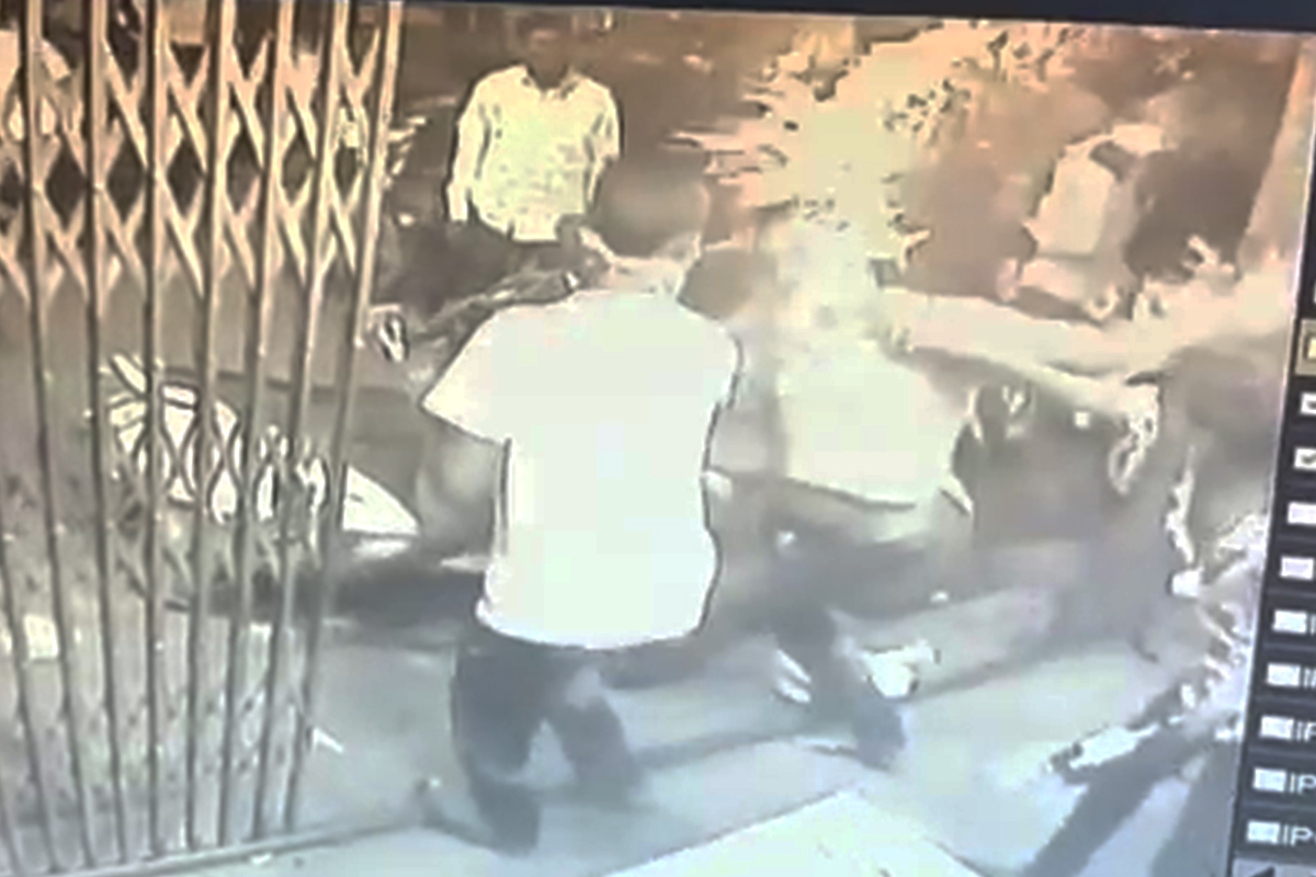 बारमध्ये तुफान राडा, तरुणाच्या डोक्यावर फोडल्या बिअरच्या बाटल्या, LIVE VIDEO