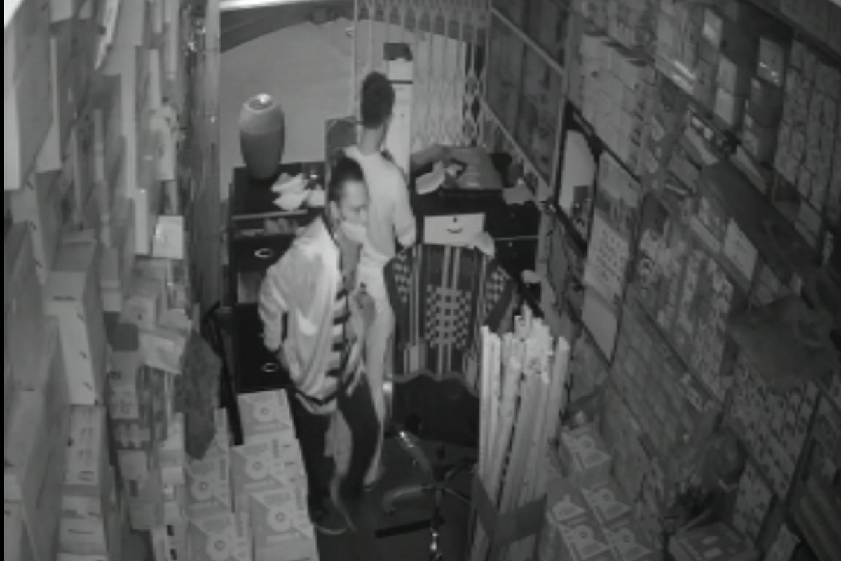 Ulhasnagar News : मास्क लावून चोरांनी फोडले दुकान, 1 लाखांची रोकड लंपास