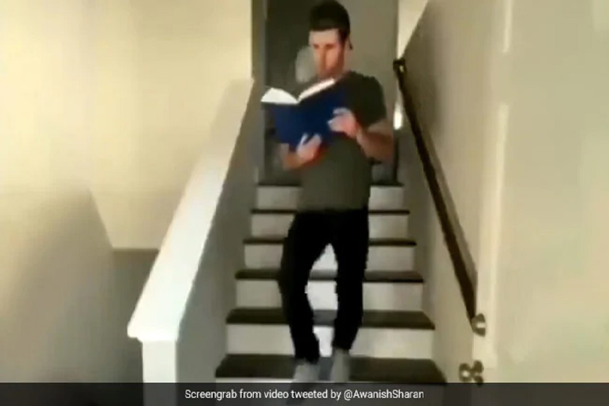 दिवसरात्र हातात पुस्तक घेतलेला हा मुलगा नक्की काय वाचतो आहे? मजेदार VIDEO VIRAL