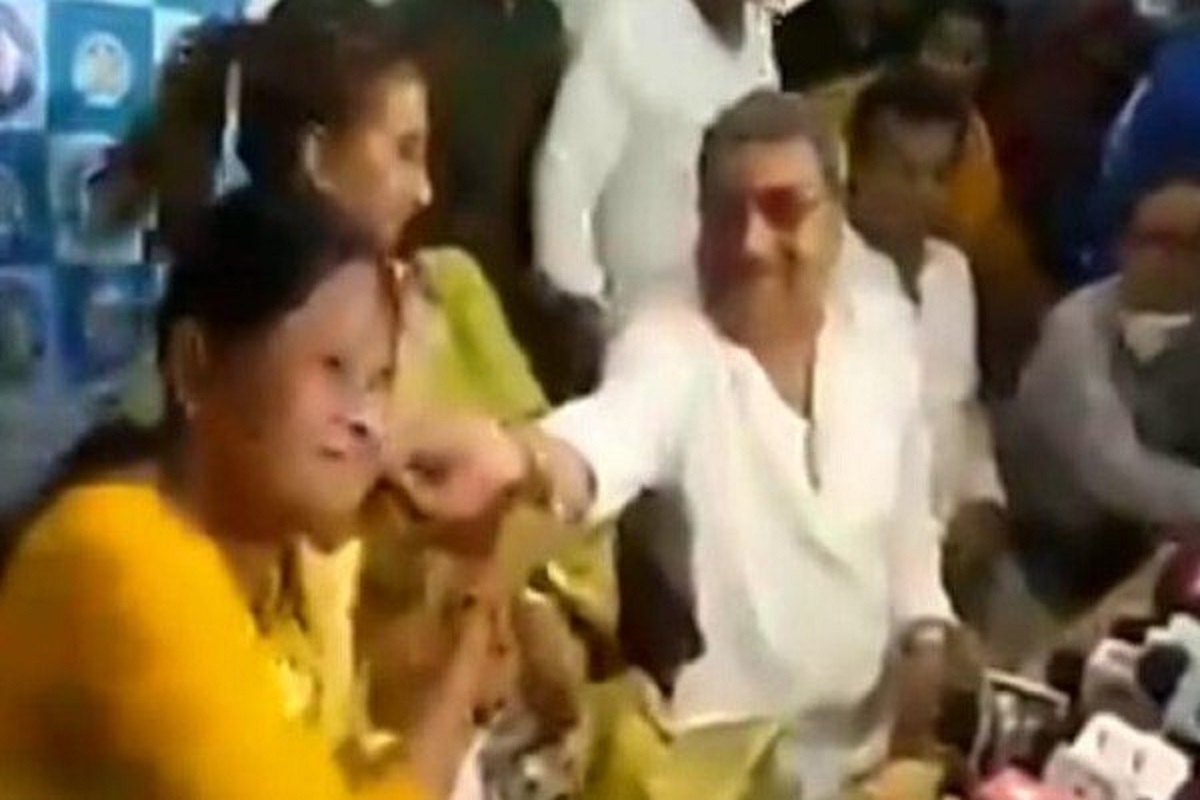 Assembly Election 2021: TMC खासदारानं भर सभेत महिला आमदाराच्या गालाला लावला हात; VIDEO शेअर करत भाजपने धरलं धारेवर