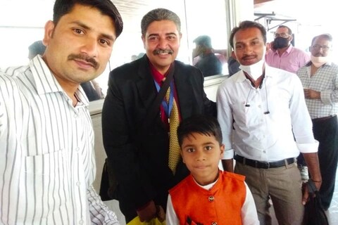 अहमदनगरच्या राहुरी तालुक्यातील इयत्ता पहिल्याच्या विद्यार्थ्यानं कमालचं केली आहे. त्याने उजळणीला देखील मागं टाकलं आहे. कारण उजळीत केवळ 30 पर्यंत पाढे लिहिलेले असतात मात्र या विद्यार्थ्याचे चक्क 55 पर्यंत पाढे पाठ आहेत.  