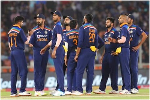 यंदाच्या वर्षी भारतात होणाऱ्या टी-20 वर्ल्ड कपसाठी (ICC T20 World Cup) कर्णधार विराट कोहली (Virat Kohli) बऱ्याच खेळाडूंना संधी देत आहे. पण टीम इंडियामध्ये धडाक्यात आगमन करणाऱ्या लेग स्पिनर युझवेंद्र चहलला (Yuzvendra Chahal) मागच्या 15 महिन्यांपासून संघर्ष करावा लागत आहे