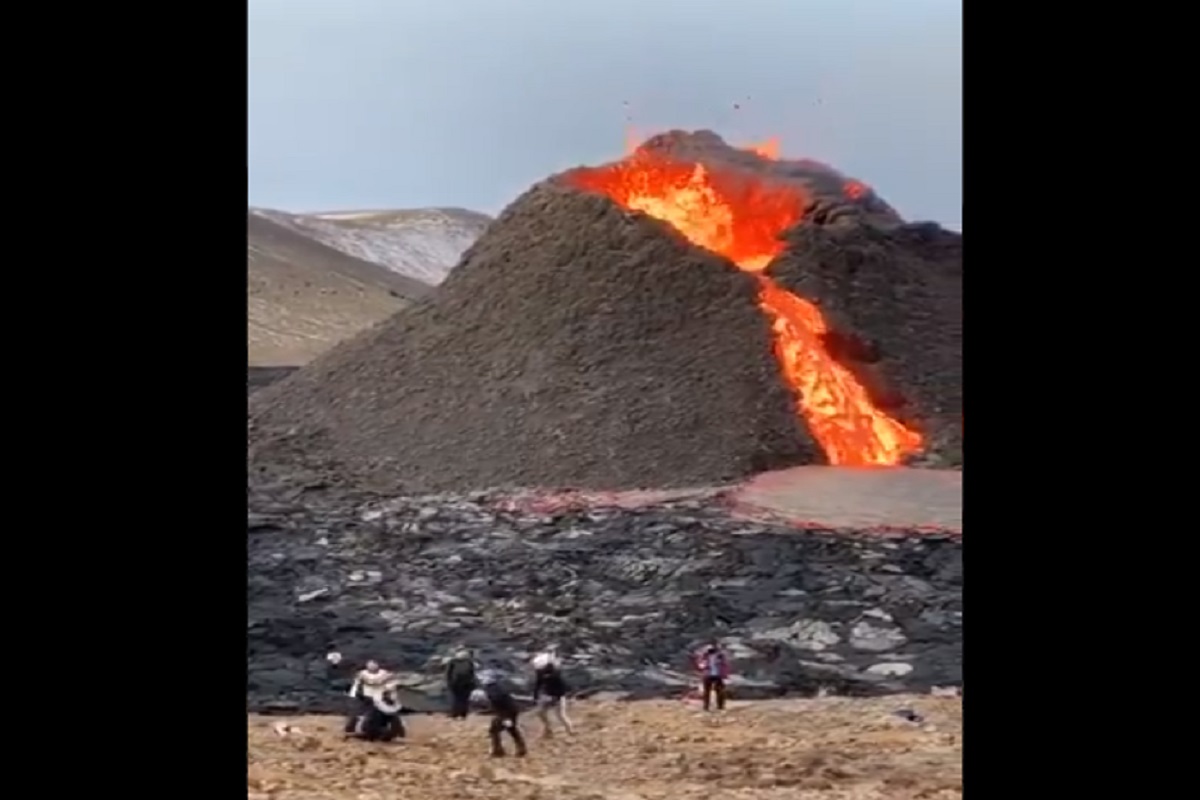 डेंजर आइसलँडवर व्हॉलीबॉल; ज्वालामुखीचा उद्रेक झाला, धगधगता लाव्हा वाहू लागला आणि... Shocking Video