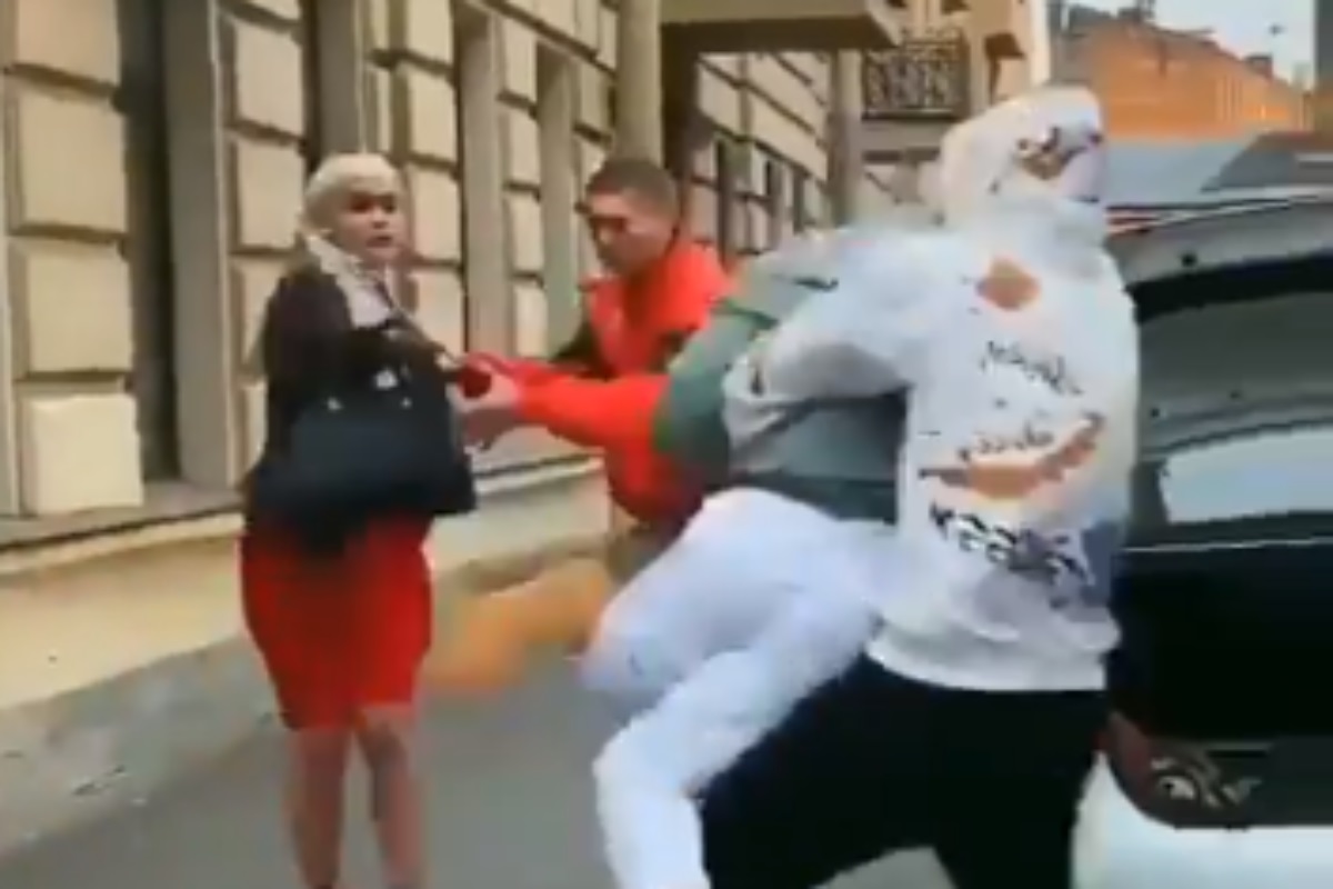 भररस्त्यात तरुणीचं अपहरण, आसपासच्या लोकांनी काय केलं याचीच चर्चा; Video Viral