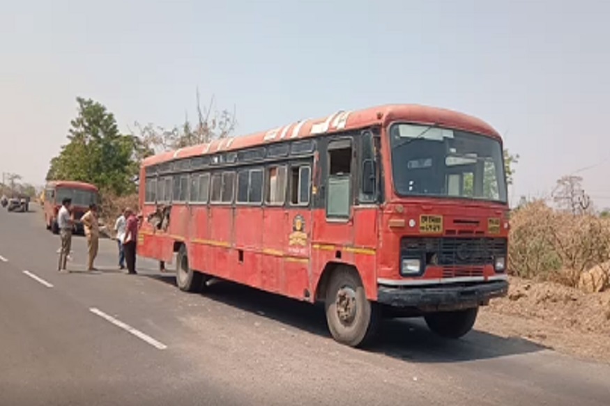 पुढे जाण्यास साईड न दिल्यानं एसटी चालकाला मारहाण; महिला कंडक्टरला नेलं फरफटत