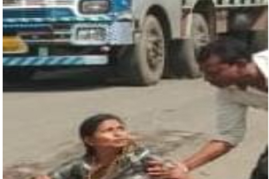 मुलीची भेट कायमचीच हुकली; रस्त्यात आई-वडिलांवर काळाचा घाला, बायकोसमोरच नवऱ्याने सोडले प्राण