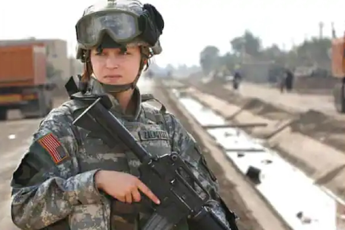 'या' देशात पहिल्यांदाच महिला सैनिकांना सॅनिटरी उत्पादनांची सुविधा मिळणार