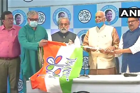 अटलबिहारी वाजपेयी (Atal Bihari Vajpayee Government) यांच्या सरकारमध्ये मोठी जबाबदारी असणाऱ्या यशवंत सिन्हा (Yashwant Sinha) यांनी तृणमूल काँग्रेसमध्ये (TMC) प्रवेश केला आहे. 