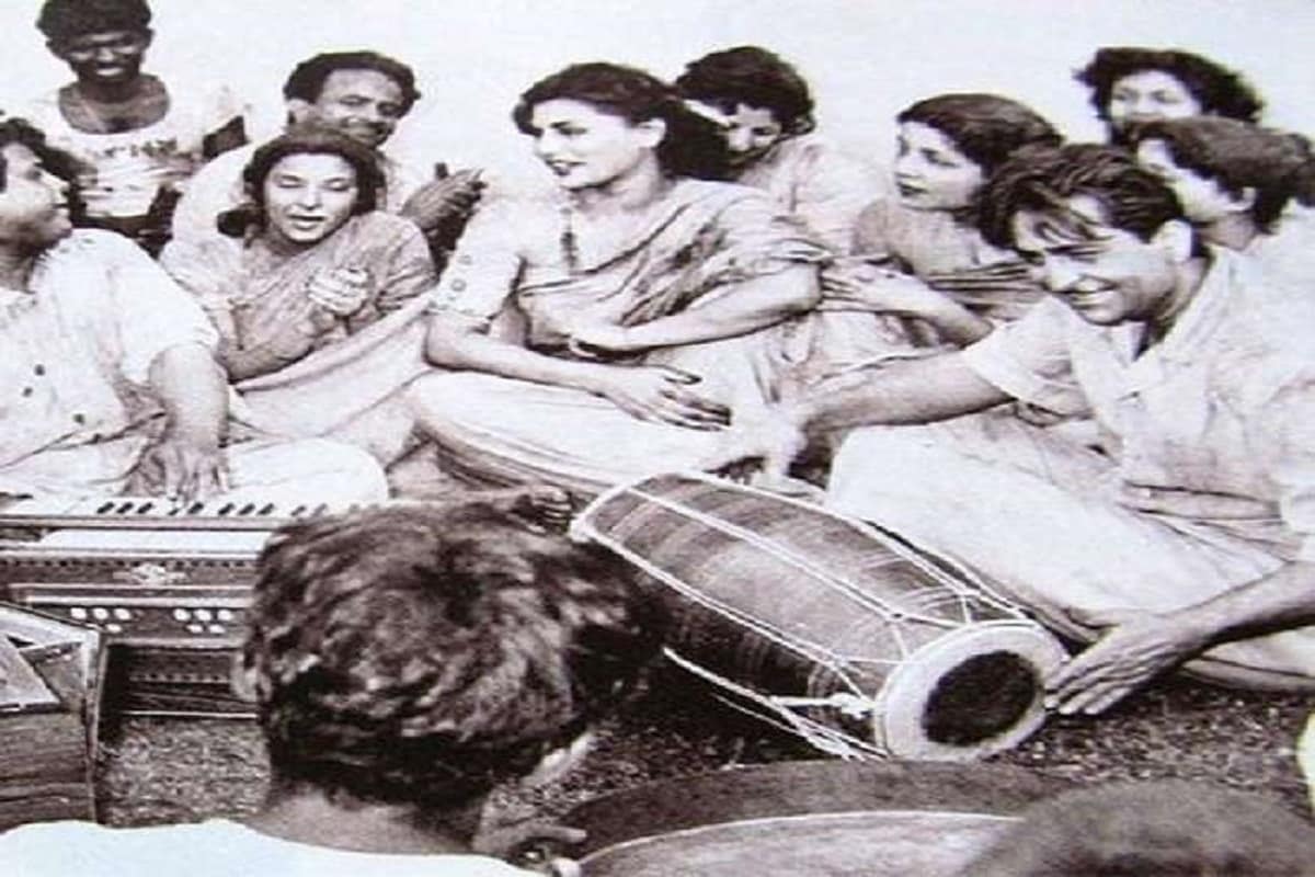 यावेळी वेगवेगळ्या वाद्यांच्या तालावर गाण्याच्या मैफिलीसुद्धा रंगत असतं. बॉलीवूडचे कलाकार वर्षभर या कार्यक्रमाची आतुरतेने वाट बघत असतं. यावेळी वेगवेगळ्या वाद्यांच्या तालावर गाण्याच्या मैफिलीसुद्धा रंगत असतं. बॉलीवूडचे कलाकार वर्षभर या कार्यक्रमाची आतुरतेने वाट बघत असतं.