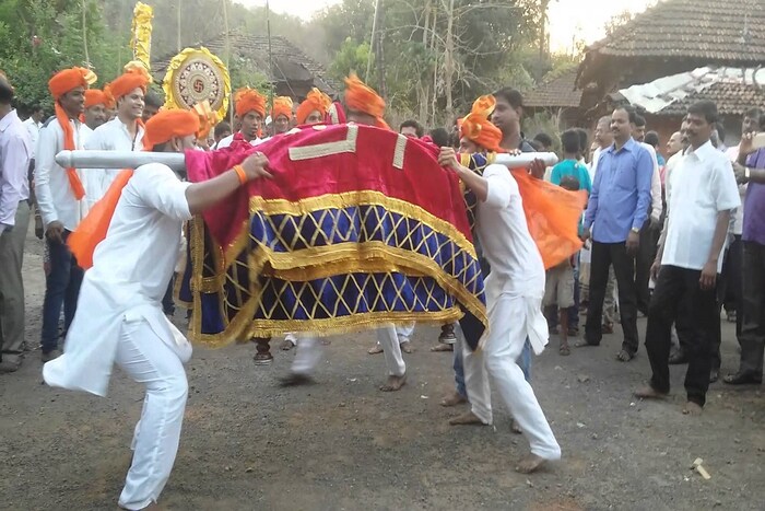 होळी व रंगपंचमीनिमित्त कोकणात पालखीची मिरवणूक काढण्यात येते. मात्र यावर्षी पालखी घरोघरी न घेऊन जाता मंदिरातच ठेवण्यास सांगितलं आहे. त्याचबरोबर योग्य सामाजिक अंतर राखून दर्शनाची व्यवस्था करण्याचे आदेश स्थानिक प्रशासनाला देण्यात आले आहेत.