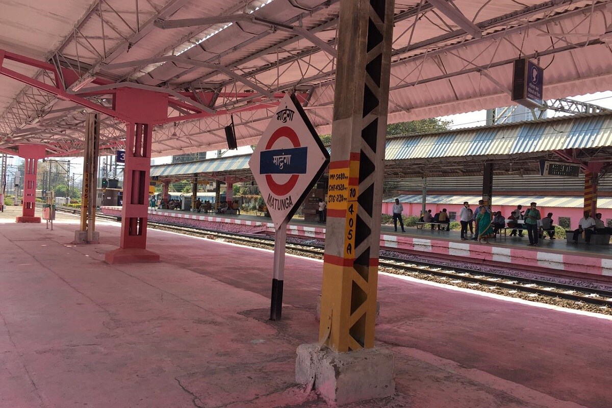 मुंबई: मुंबई नेहमीच वेगवेगळ्या गोष्टींसाठी चर्चेत असते. आजही अशाचं एका आगळ्यावेगळ्या गोष्टीमुळे मुंबईची चर्चा होत आहे. ती गोष्ट म्हणजे मुंबईतील मध्य रेल्वेचं माटुंगा स्थानक संपूर्ण गुलाबी रंगात रंगवण्यात आलं आहे. मुंबई: मुंबई नेहमीच वेगवेगळ्या गोष्टींसाठी चर्चेत असते. आजही अशाचं एका आगळ्यावेगळ्या गोष्टीमुळे मुंबईची चर्चा होत आहे. ती गोष्ट म्हणजे मुंबईतील मध्य रेल्वेचं माटुंगा स्थानक संपूर्ण गुलाबी रंगात रंगवण्यात आलं आहे.