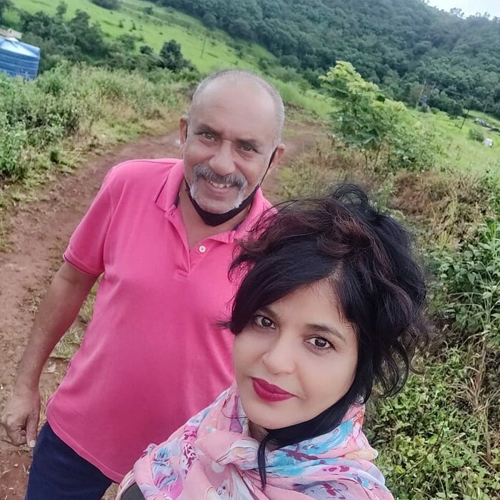रेखा सतत आपले फोटो सोशल मीडियावर शेयर करत असतात.