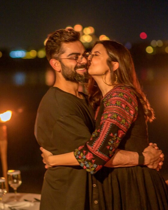 अनुष्काने 'प्रेग्नेन्सी' ची न्यूज दिल्यापासूनचं सर्वांचं लक्ष तिच्याकडे लागलं होतं. याकाळात ती सतत सोशल मीडियाद्वारे चाहत्यांच्या संपर्कात होती.