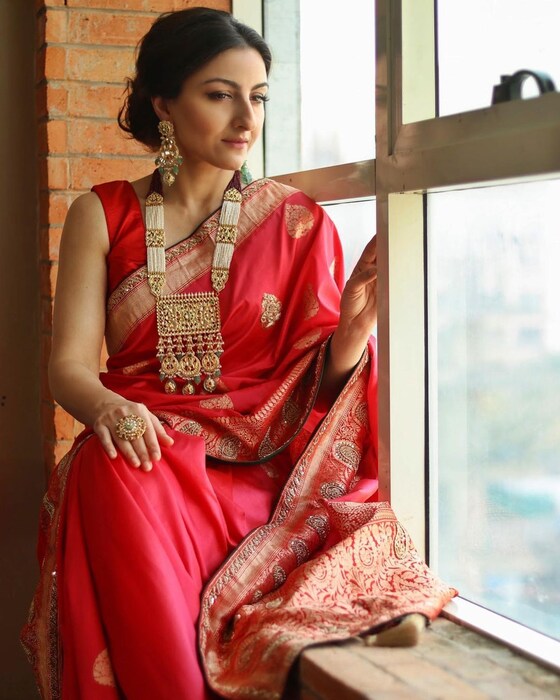 सोहा अली खान - अभिनेत्री सोहा अली खान ही सैफ अली खानची बहीण असून पतौडी खानदानाची ती कन्या आहे. त्यांचं कुंटुब हे नवाब खानदान म्हणून ओळखलं जातं.