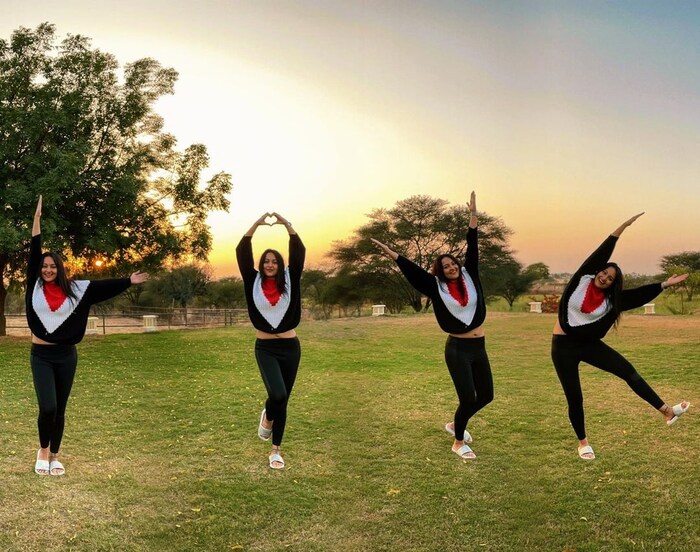 सोनाक्षी सिन्हाने दबंग या चित्रपटातून सलमान खानसोबत आपल्या बॉलिवूड कारकिर्दीला सुरुवात केली होती.