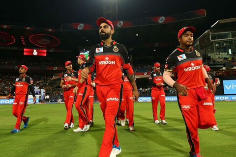 आयपीएलच्या (IPL 2021) यंदाच्या मोसमाची सुरूवात 9 एप्रिलपासून सुरू होणार आहे. मुंबई इंडियन्स आणि रॉयल चॅलेंजर्स बँगलोर (Mumbai Indians vs RCB) यांच्यात पहिला सामना होणार आहे. आतापर्यंत विराट कोहलीच्या (Virat Kohli) टीमला एकदाही आयपीएल ट्रॉफी जिंकता आली नाही. यावेळीही त्यांच्या पदरी निराशा पडेल, अशी भविष्यवाणी आकाश चोप्राने (Aakash Chopra) केली आहे. 