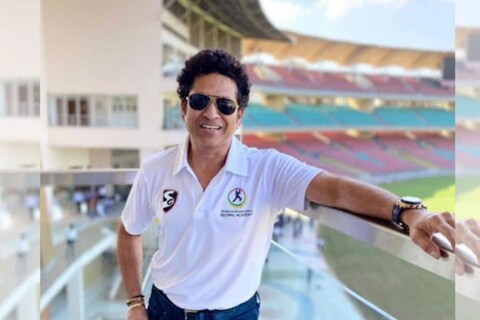 कोरोना झालेल्या महान क्रिकेटपटू सचिन तेंडुलकरच्या (Sachin Tendulkar) प्रकृतीबाबत महत्त्वाची माहिती समोर आली आहे. सचिन तेंडुलकरने कोरोनावर (Sachin Tendulkar Corona) मात केली असून गुरूवारी त्याला रुग्णालयातून डिस्चार्ज देण्यात आला आहे.