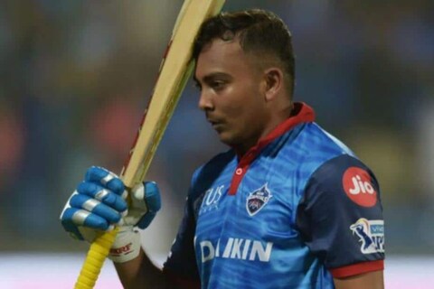 टीम इंडियाचा (Team India) युवा खेळाडू पृथ्वी शॉ (Prithvi Shaw) याने आंतरराष्ट्रीय क्रिकेटमध्ये धमाक्यात सुरुवात केली आहे. वेस्ट इंडिंजविरुद्धच्या (India vs West Indies) टेस्टमध्ये शॉने शतक केलं, पण यानंतर त्याच्या करियरमध्ये दुखापती आणि वादाने डोकं वर काढलं.