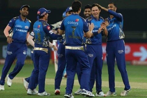 आयपीएलच्या (IPL 2021) या मोसमाला सुरूवात होण्याच्या तीन दिवस आधीच मुंबई इंडियन्सना (Mumbai Indians) धक्का बसला आहे. टीमचे टॅलेंट स्काऊट किरण मोरे (Kiran More) यांना कोरोनाची लागण झाली आहे. 
