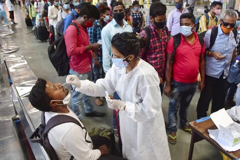 Maharashtra Coronavirus cases decreased: राज्यात आजही कोरोना बाधितांच्या संख्येपेक्षा कोरोनामुक्त होणाऱ्यांची संख्या अधिक असल्याचं पहायला मिळत आहे.
