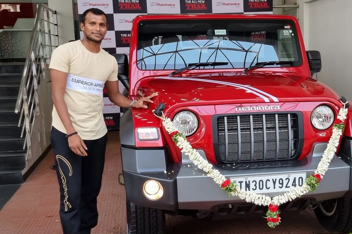 नटराजन याने सोशल मीडियावर एक फोटो शेयर केला आणि आनंद महिंद्रा (Anand Mahindra) यांनी आपल्याला एसयूव्ही थार गिफ्ट दिल्याची माहिती दिली. नटराजन याने याबद्दल आनंद महिंद्रा यांना स्वत: सही केलेली गाबा टेस्टमध्ये वापलेली जर्सी रिटर्न गिफ्ट म्हणून दिली आहे. नटराजन याने सोशल मीडियावर एक फोटो शेयर केला आणि आनंद महिंद्रा (Anand Mahindra) यांनी आपल्याला एसयूव्ही थार गिफ्ट दिल्याची माहिती दिली. नटराजन याने याबद्दल आनंद महिंद्रा यांना स्वत: सही केलेली गाबा टेस्टमध्ये वापलेली जर्सी रिटर्न गिफ्ट म्हणून दिली आहे.