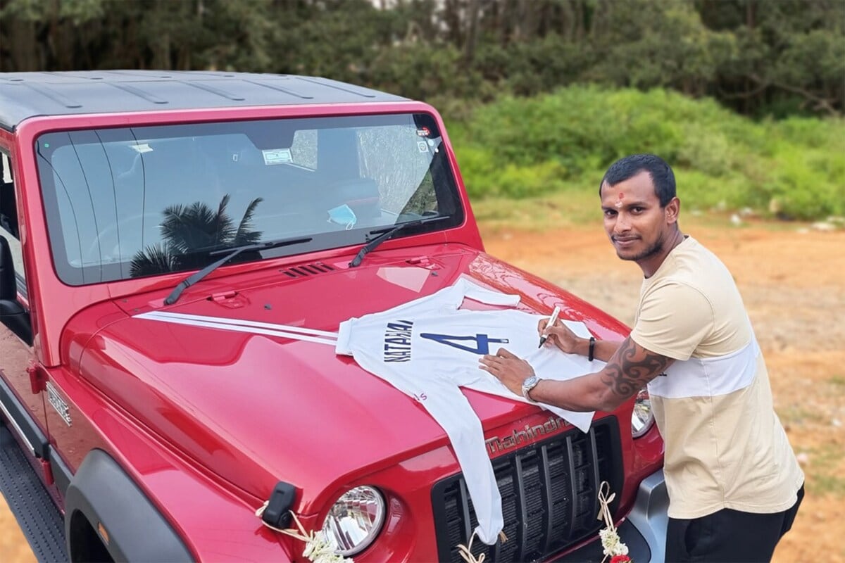 'भारताकडून क्रिकेट खेळणं माझ्या आयुष्याची सगळ्यात मोठी उपलब्धी आहे. मला मिळालेलं प्रेम अद्भूत आहे. मी आज घरी महिंद्रा थार आणली. आनंदर महिंद्रा सरांचे आभार, ज्यांनी माझ्या क्रिकेट प्रवासाला ओळख दिली आणि मला प्रोत्साहित केलं. मी सही केलेली जर्सी तुम्हाला पाठवत आहे,' असं नटराजन म्हणाला. 'भारताकडून क्रिकेट खेळणं माझ्या आयुष्याची सगळ्यात मोठी उपलब्धी आहे. मला मिळालेलं प्रेम अद्भूत आहे. मी आज घरी महिंद्रा थार आणली. आनंदर महिंद्रा सरांचे आभार, ज्यांनी माझ्या क्रिकेट प्रवासाला ओळख दिली आणि मला प्रोत्साहित केलं. मी सही केलेली जर्सी तुम्हाला पाठवत आहे,' असं नटराजन म्हणाला.