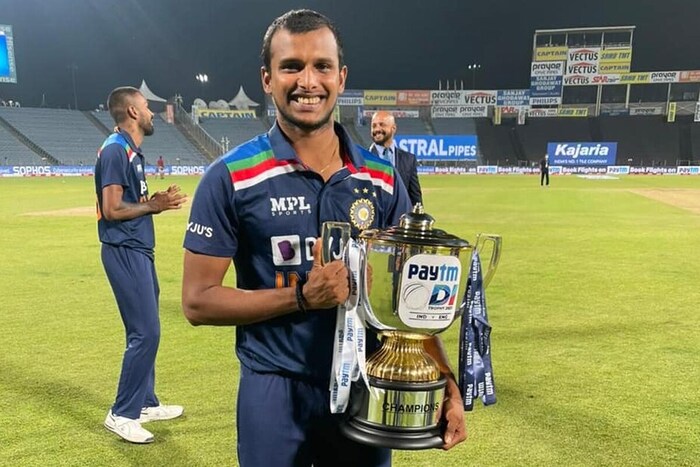 ऑस्ट्रेलिया दौऱ्यातून टी नटराजन (T Natrajan) याने आंतरराष्ट्रीय क्रिकेटमध्ये पदार्पण केलं. आपल्या पहिल्याच दौऱ्यामध्ये नटराजन याने धमाकेदार कामगिरी केली. 