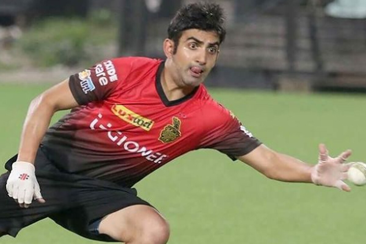 गंभीर-कोहली वाद : 2013 मध्ये आरसीबी आणि केकेआर यांच्यातल्या मॅचवेळी विराट कोहली आणि गौतम गंभीर यांच्यात वाद झाला. हे दोघं एकमेकांना भिडत होते तेव्हा रजत भाटीया मध्ये पडला. (Gautam Gambhir/Instagram) गंभीर-कोहली वाद : 2013 मध्ये आरसीबी आणि केकेआर यांच्यातल्या मॅचवेळी विराट कोहली आणि गौतम गंभीर यांच्यात वाद झाला. हे दोघं एकमेकांना भिडत होते तेव्हा रजत भाटीया मध्ये पडला. (Gautam Gambhir/Instagram)