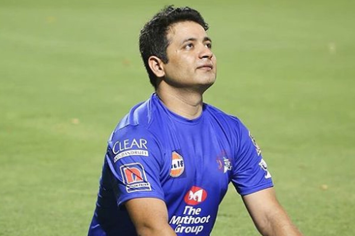 पियुष चावलाने (Piyush Chawala) आयपीएलच्या 164 मॅचमध्ये 156 विकेट घेतल्या आहेत. टॉप-5 विकेट घेणाऱ्या खेळाडूंमध्ये पियुष तिसऱ्या क्रमांकावर आहे. त्याने दोनवेळा मॅचमध्ये 4 विकेट घेतल्या आहेत. 17 रन देऊन 4 विकेट ही पियुष चावलाची सर्वोत्तम कामगिरी आहे. त्याचा इकोनॉमी रेटही 7.87 आहे. या मोसमात पियुष चावला मुंबईकडून खेळणार आहे. पियुष चावलाने (Piyush Chawala) आयपीएलच्या 164 मॅचमध्ये 156 विकेट घेतल्या आहेत. टॉप-5 विकेट घेणाऱ्या खेळाडूंमध्ये पियुष तिसऱ्या क्रमांकावर आहे. त्याने दोनवेळा मॅचमध्ये 4 विकेट घेतल्या आहेत. 17 रन देऊन 4 विकेट ही पियुष चावलाची सर्वोत्तम कामगिरी आहे. त्याचा इकोनॉमी रेटही 7.87 आहे. या मोसमात पियुष चावला मुंबईकडून खेळणार आहे.