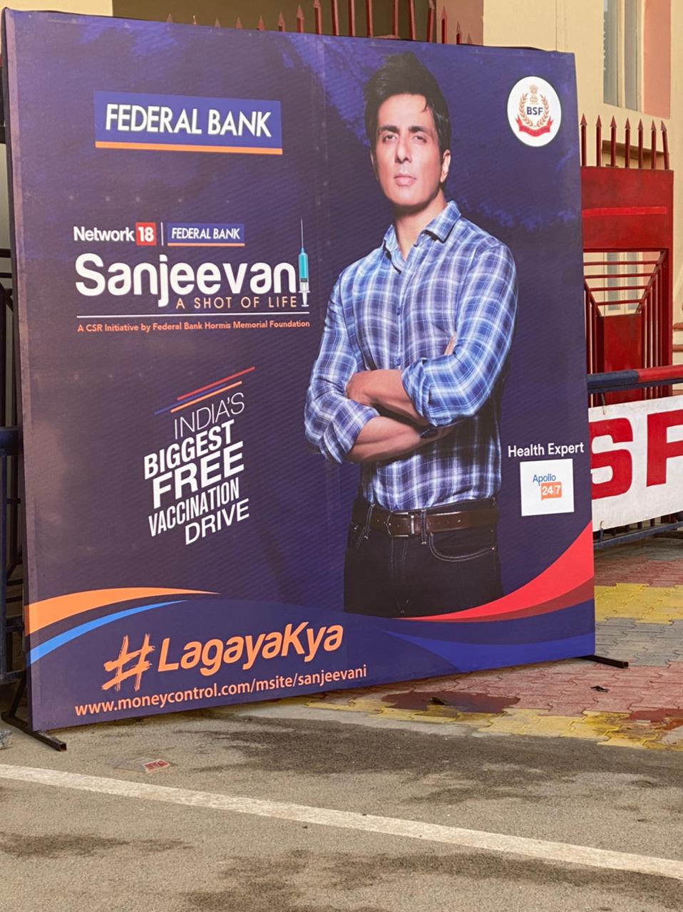 अभिनेता सोनू सूदने या उपक्रमांतर्गत बुधवारी दिल्लीतील अपोलो रुग्णालयात कोविड-19 ची पहिली लस घेतली आहे. सोनूने 'संजीवनी- अ शॉट ऑफ लाइफ' या उपक्रमांतर्गत लस घेऊन लसीकरणाबाबत जागरुकता निर्माण करण्याच्या अभिनयाला सुरुवात केली आहे. अभिनेता सोनू सूदने या उपक्रमांतर्गत बुधवारी दिल्लीतील अपोलो रुग्णालयात कोविड-19 ची पहिली लस घेतली आहे. सोनूने 'संजीवनी- अ शॉट ऑफ लाइफ' या उपक्रमांतर्गत लस घेऊन लसीकरणाबाबत जागरुकता निर्माण करण्याच्या अभिनयाला सुरुवात केली आहे.