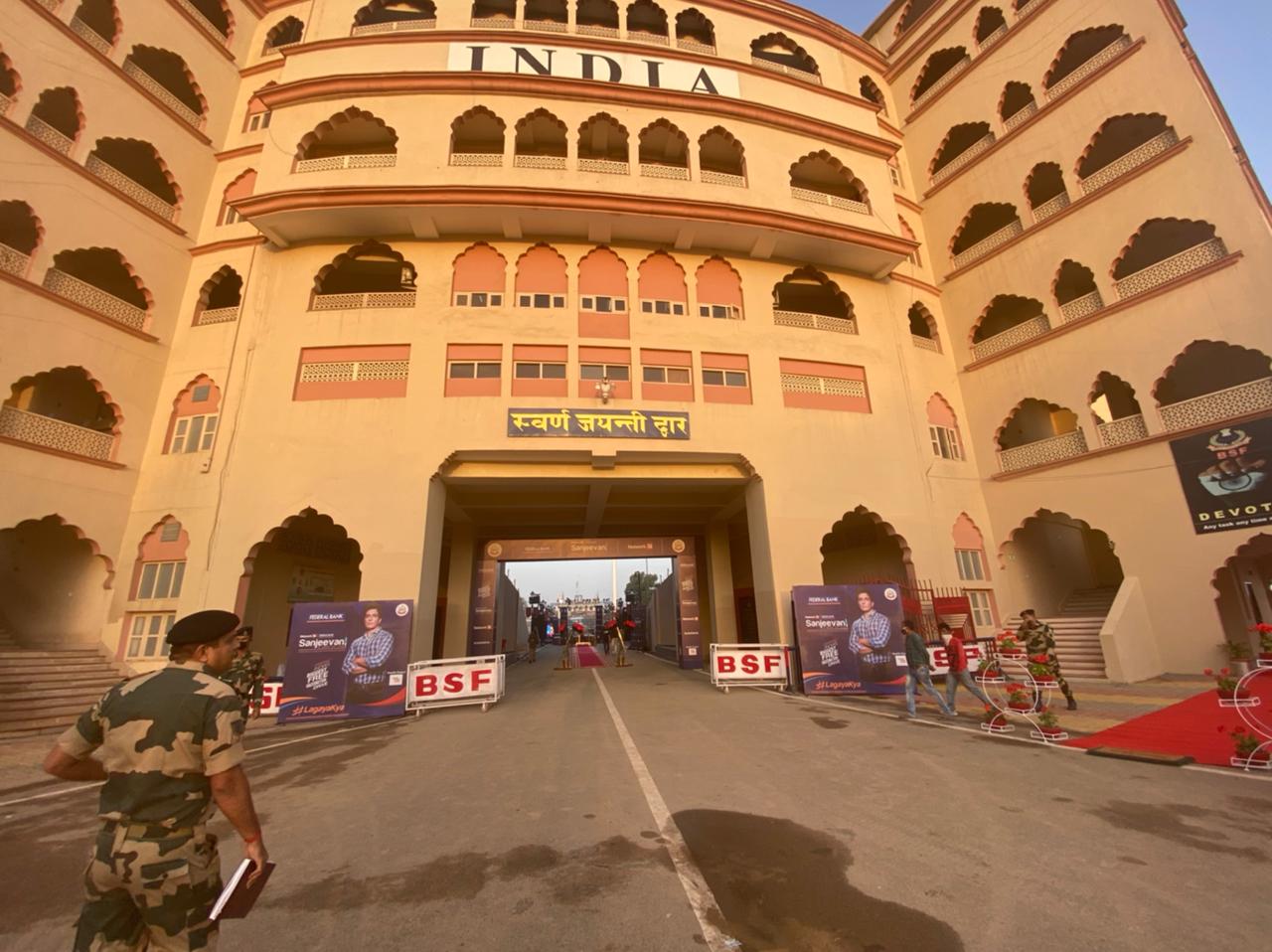 बुधवारी पंजाबमधील अटारी सीमेवर औपचारीक कार्यक्रम घेऊन या उपक्रमाला सुरुवात झाली आहे. यावेळी अभिनेता सोनू सूद सोबतचं बीएसएफचे डीजी राकेश अस्थाना उपस्थित होते. बुधवारी पंजाबमधील अटारी सीमेवर औपचारीक कार्यक्रम घेऊन या उपक्रमाला सुरुवात झाली आहे. यावेळी अभिनेता सोनू सूद सोबतचं बीएसएफचे डीजी राकेश अस्थाना उपस्थित होते.