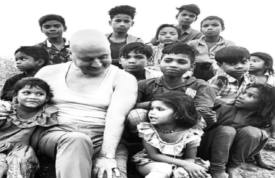 हा फोटो पोस्ट करत त्यांनी लिहिलं आहे. भारतातील ग्रामीण भागातील वातावरण अजूनही स्वच्छ आणि सुंदर आहे. अशा ठिकाणी चित्रीकरण करायला छान वाटतं. तसेच या साध्या सरळ लोकांना भेटून आपले डोळे पूर्णपणे उघडतात. हा फोटो पोस्ट करत त्यांनी लिहिलं आहे. भारतातील ग्रामीण भागातील वातावरण अजूनही स्वच्छ आणि सुंदर आहे. अशा ठिकाणी चित्रीकरण करायला छान वाटतं. तसेच या साध्या सरळ लोकांना भेटून आपले डोळे पूर्णपणे उघडतात.